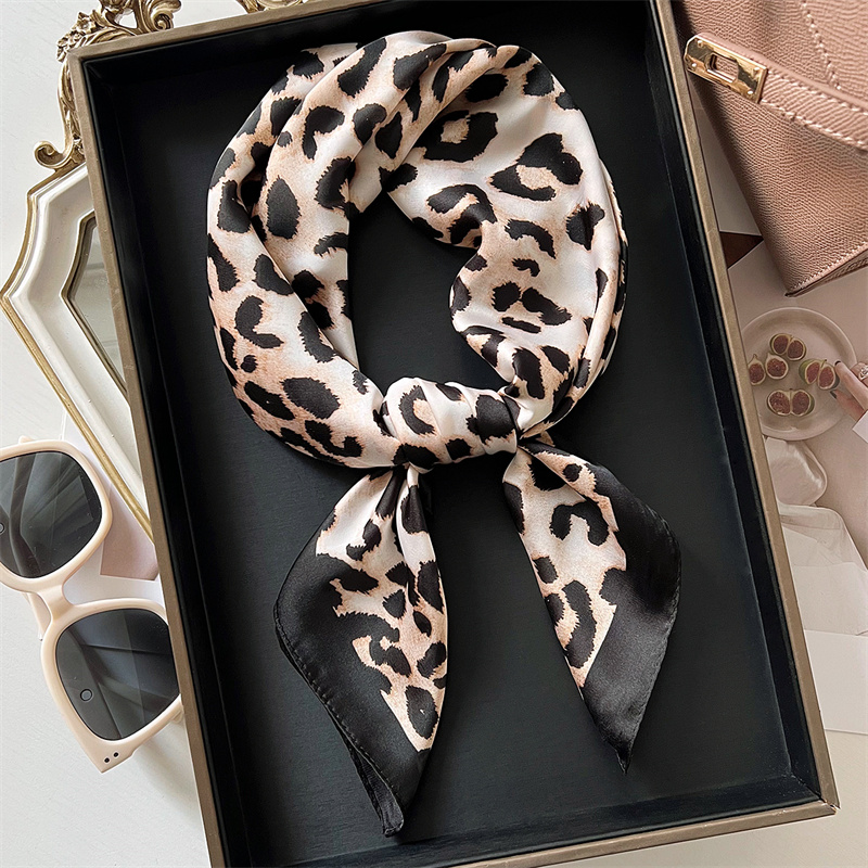 Foulard carré de luxe en soie  - Silk Scarf Square avis et prix
