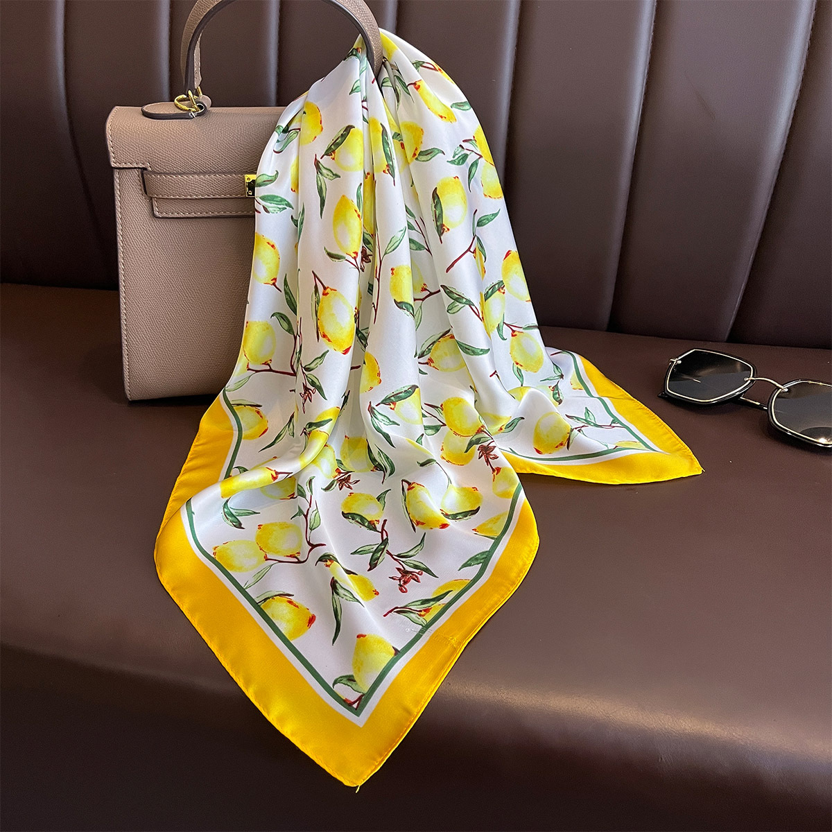 Foulard carré en soie imprimé  - Silk Scarf Square avis et prix